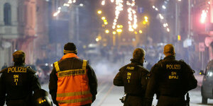 Polizisten und Sanitäter stehen an einer Kreuzung in der Silvesternacht