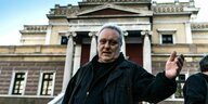 Grigoris Psarianos steht vor dem alten Parlament in Athen und gestikuliert mit den Händen