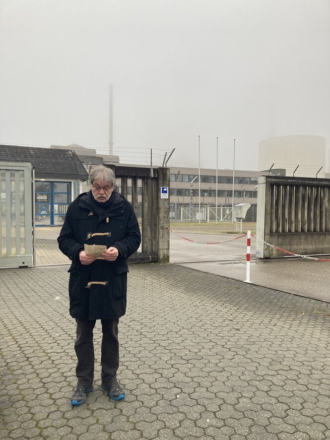 Thomas Wolf von der Mahnwache steht vor dem Tor des AKW Gundremmingen