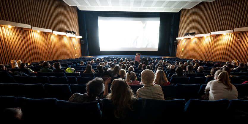 Besucher sitzen im Kino International. In Berlin haben ab 15.11.2021 aufgrund steigender Corona-Infektionszahlen an vielen Stellen nur noch Geimpfte und Genesene Zutritt.