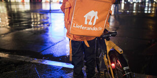 fahrer mit Lieferando-Rucksack