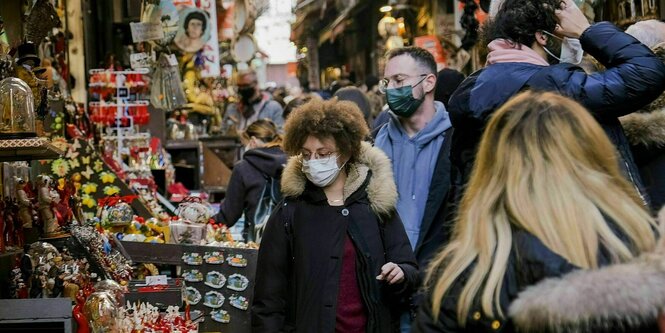 Menschen schlendern durch die Straßen Neapels