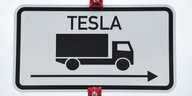 Ein Schild mit einem Laster und der Aufschrift Tesla