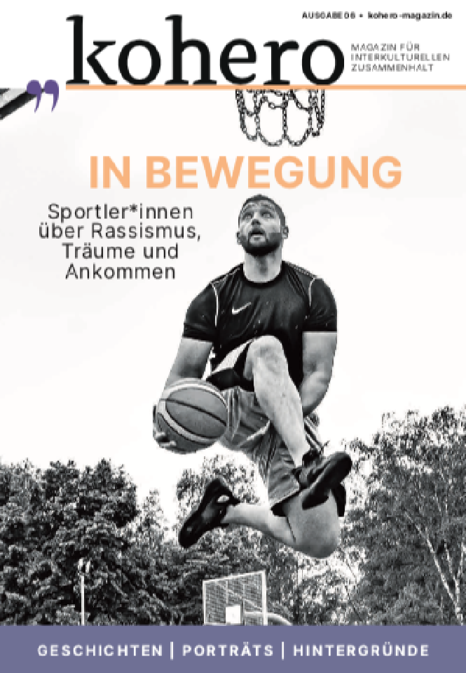 Das Cover der "kohero"-Ausgabe zum Thema Sport zeigt einenn Mann mit einem Fußball