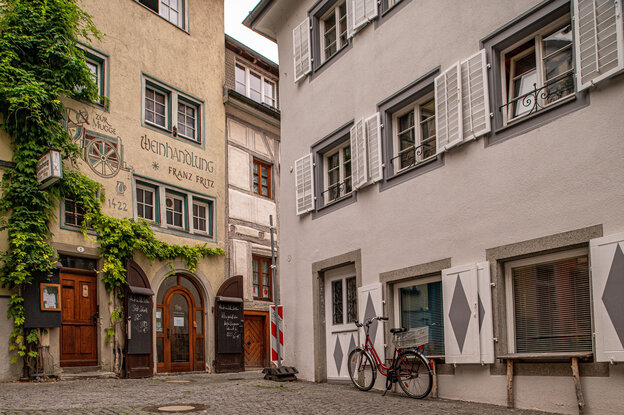 Alte Häuser, die eng beieinander stehen Alte Häuser, die eng beieinander stehen