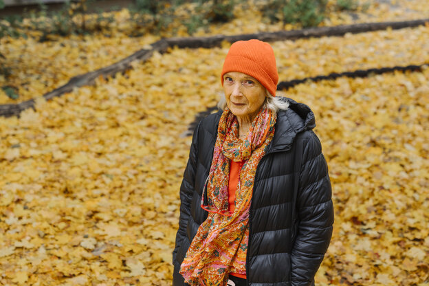 Die Publizistin Gabriele von Arnim vor einem herbstlichen Panorama Die Publizistin Gabriele von Arnim vor einem herbstlichen Panorama