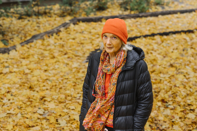 Die Publizistin Gabriele von Arnim vor einem herbstlichen Panorama