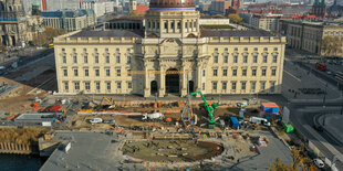 Schloss und Baustelle davor