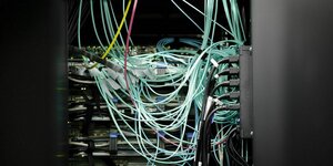Server und Kabel in einem Serverschrank