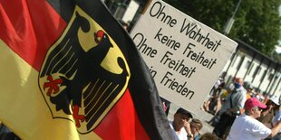 Demonstration gegen Corona-Maßnahmen, auf einem Schild steht «Freiheit».