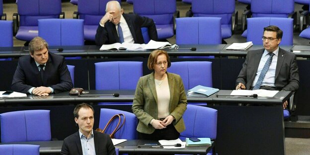 Abgeordnete der AfD sitzen im Plenarsaal des Deutschen Bundestages