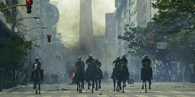 berittene Polizisten in den Straßen Buenos Aires im Jahr 2001