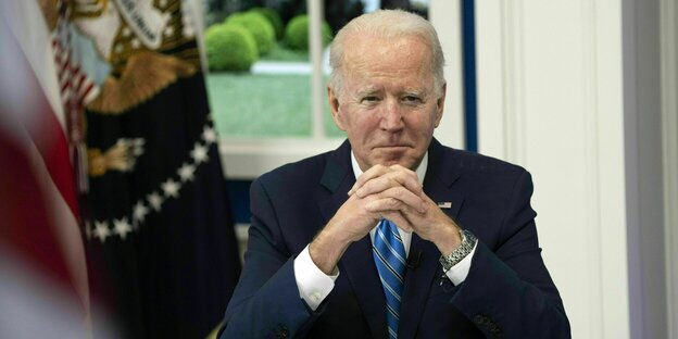 Joe Biden sitzt an seinem Schreibtisch im Weißen Haus