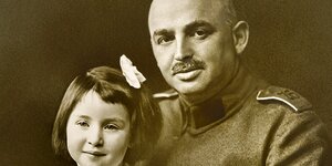 Paul Levy mit seiner Tochter Karla um das Jahr 1915