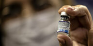Eine israelische medizinische Mitarbeiterin hält eine Ampulle mit dem Corona-Impfstoff von Pfizer-BioNTech
