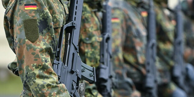 Symbolbild: Soldaten halten Sturmgewehre