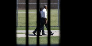 Barack Obama ist hinter Gefängnisgittern zu sehen