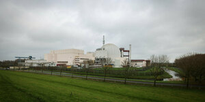 Brokdorf: Das Kernkraftwerk Brokdorf mit seiner markanten Kuppel ist am Deich an der Elbe zu sehen. Nach knapp 35 Jahren Betriebszeit wird das Atomkraftwerk von Betreiber Preussen Elektra Ende 2021 abgeschaltet. Der Druckwasserreaktor mit einer Leistung v