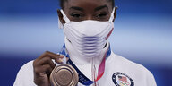 Bronze in der Bubble: US-Turnstar Simone Biles zeigt ihre Medaille her.