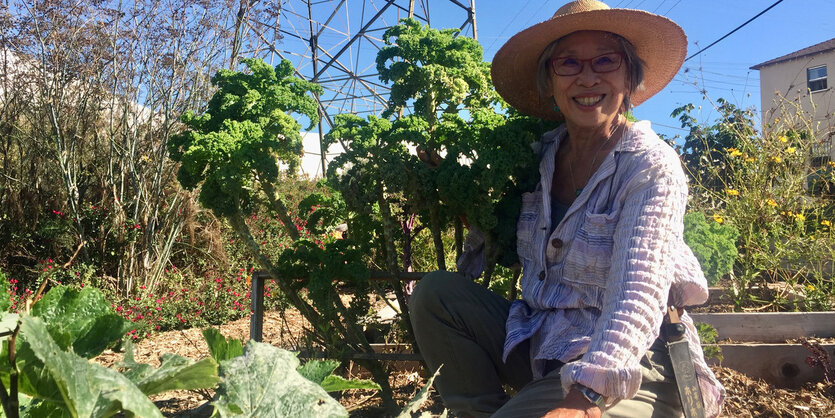 Florence Nishida in einem Garten