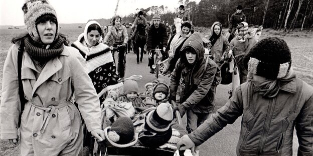 Anti-AKW-Demo in Gorleben 1979 - mit Kinderwagen und Fahrrädern
