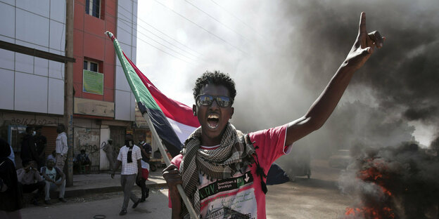 Ein Protestierender in Khartum