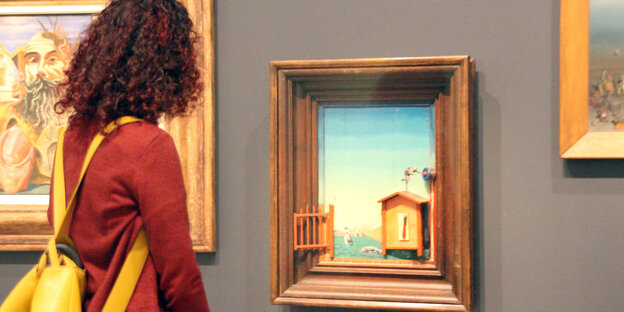 Eine Besucherin der Ausstellung „Surrealism Beyond Borders“ vor einem Gemälde von Max Ernst.