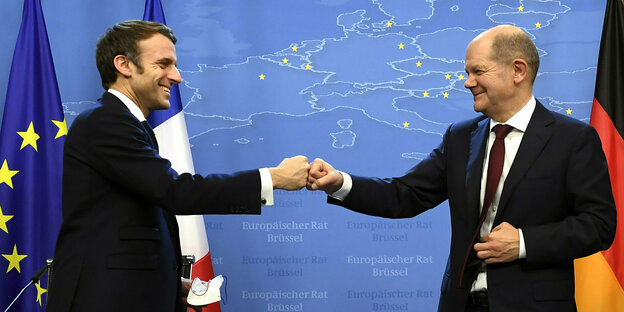 Macron und Scholz begrüßen sich mit Berührung ihrer geballter Fäuste