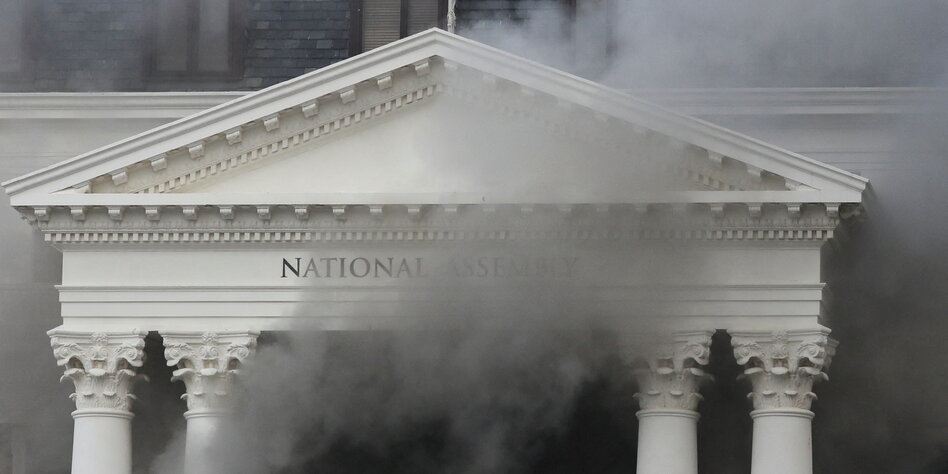 Brand in Südafrikas Parlamentsgebäude: Flammen in Kapstadt
