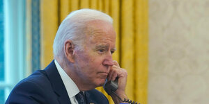 Joe Biden am Telefon