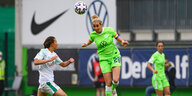 Lena Goeßling vom VfL Wolfsburg beim Kopfball.