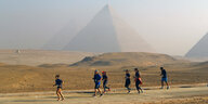 Plackerei vor Pyramiden: Teilnehmer des Gizeh-Halbmarathons im Dezember 2021.