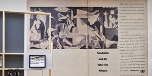 Auf einer Stellwand sieht man die Reproduktion einer Anzeige der Bundeswehr mit Picassos Bild "Guernica"