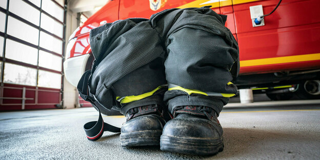 um im Einsatzfall hineinzuspringen, stehen Schuhe und Overall in der Garage der Freiwilligen Feuerwehr
