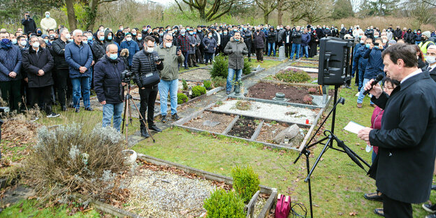 Teilnehmende einer Solidaritätskundgebung auf dem Friedhof Iserlohn nach den Gräberschändungen.
