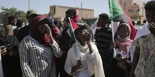 Protest mit Sprechchören und Flaggen in Khartoum