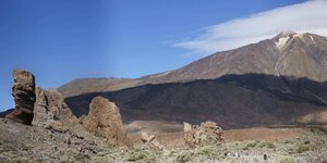 Der Berg Teide liegt in einer wüstenartigen Landschaft.