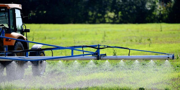 Trecker sprüht Pflanzenschutzmittel Glyphosat auf Feld