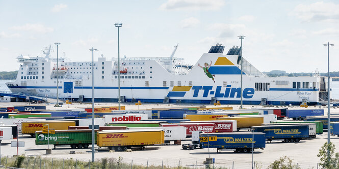 Die Ostseefähre Peter Pan liegt am Skandinavien-Fährterminal in Lübeck.