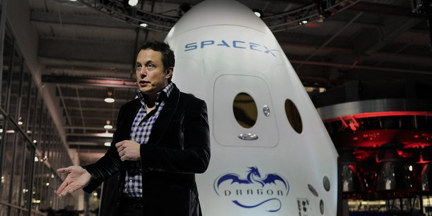 Elon Musk mit seiner Weltraumkapsel Dragon 2