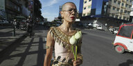 Theary Seng in einem Khmer Tanz Kostüm trägt eine Lotusblüte