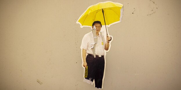 Poster von Xi Jinping mit gelbem Regenschirm an einer Wand