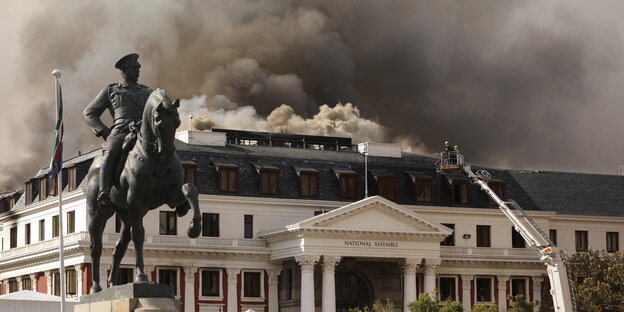 Reiterdenkmal vor dem brennende Parlamentsgebäude in Kapstadt