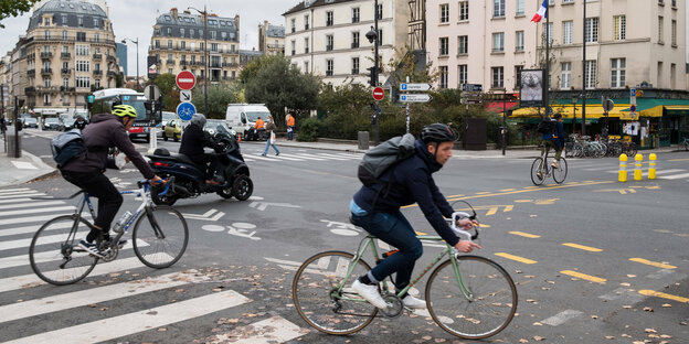 Radfahrer an einer Kreuzung mit Radweg in paris