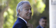 Tony Blair fasst sich an den Kragen