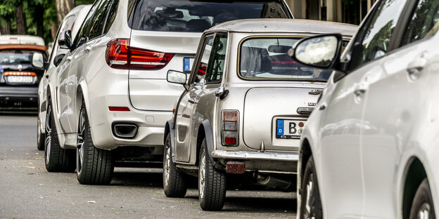 Parkende Autos im Größenvergleich: SUV und Mini