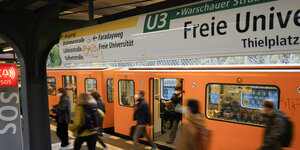 Menschen steigen an der Haltestelle Freie Universität aus der U-Bahn