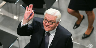 Steinmeier schaut nach oben und hält eine Kugelschreiber in der Hand