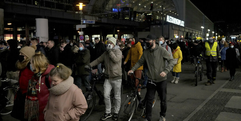 Menschen laufen im Dunkeln am Alexanderplatz los