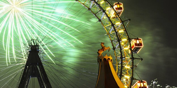Ein Ausschnitt des Riesenrads im Wiener Prater mit Feuerwerk dahinter